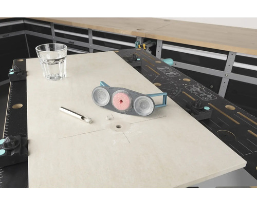 Werkbank mit Schleifwerkzeug, Glas und Metallstift für Holzbearbeitung