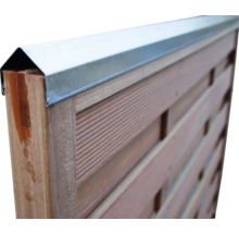 Detailaufnahme eines Holzzauns mit Metallabdeckung