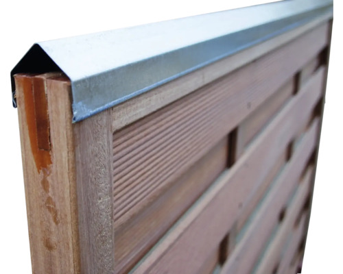 Detailaufnahme eines Holzzauns mit Metallabdeckung
