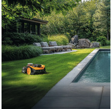 Rasenmähroboter im Einsatz auf einer Rasenfläche neben einem Pool