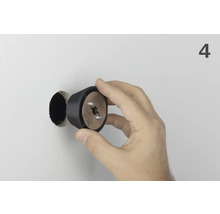 Hand hält Wolfcraft Dübellochbohrer vor Bohrloch