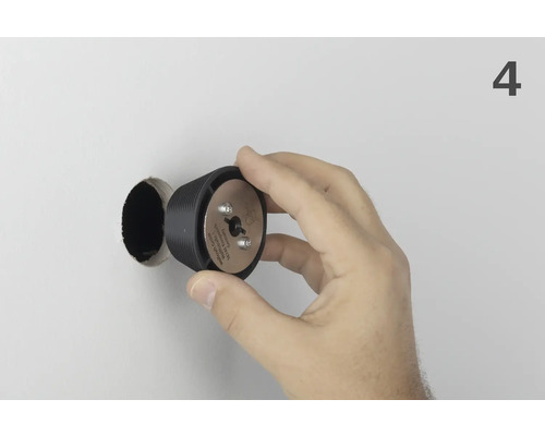 Hand hält Wolfcraft Dübellochbohrer vor Bohrloch