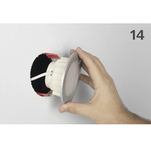 Deckeneinbaustrahler Installation im Loch mit Hand