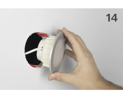 Deckeneinbaustrahler Installation im Loch mit Hand