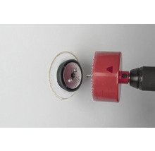 Dosenbohrer beim Bohren eines Lochs in eine Wand