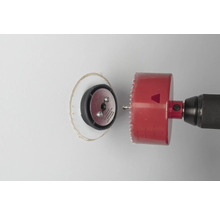 Dosenbohrer bohrt Loch in Wand