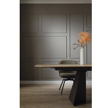 Esstisch mit Stuhl und Blumenvase vor einer Wand mit Zierleisten