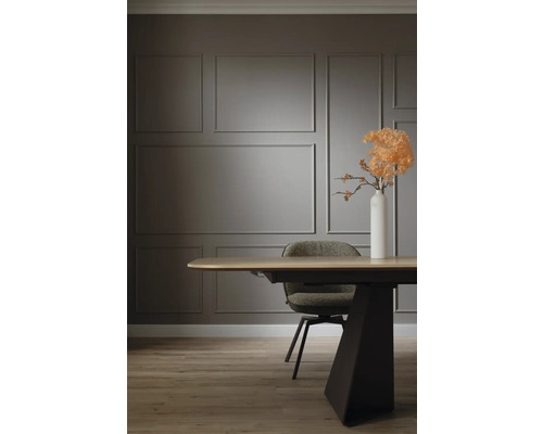 Esstisch mit Stuhl und Blumenvase vor einer Wand mit Zierleisten