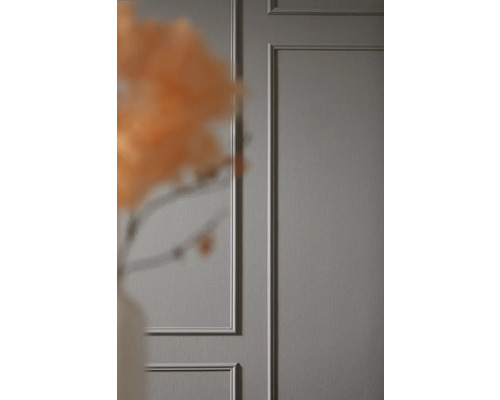 Wandpaneel mit Zierleisten und Blumenschmuck