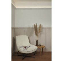 Helles Zimmer mit Sessel, Beistelltisch und dekorativem Pampasgras in einer Vase