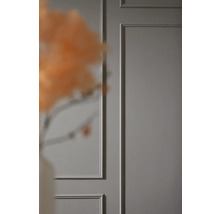 Wandpaneel mit Zierleisten und Blumenschmuck