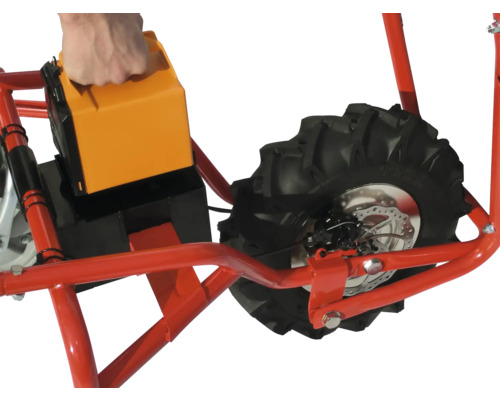 Detailaufnahme von einem Hinterrad und der Batterie eines Go-Karts