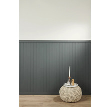 Wandpaneele in einem Raum mit Pouf und Dekorationsartikeln