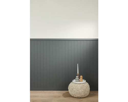 Wandpaneele in einem Raum mit Pouf und Dekorationsartikeln