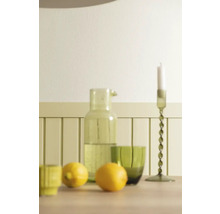 Stillleben mit Karaffe, Gläsern, Kerzenhalter und Zitronen auf einem Tisch