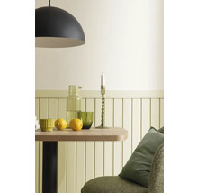 Stillleben mit Tisch, Geschirr, Kerzenständer und Lampe.