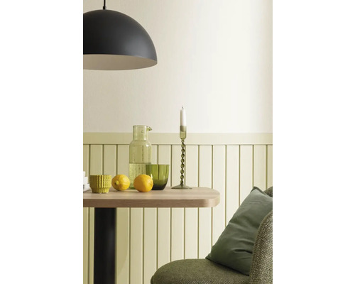 Stillleben mit Tisch, Geschirr, Kerzenständer und Lampe.