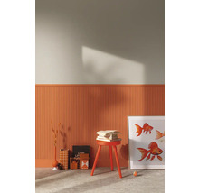 Wandgestaltung mit Paneelen, Hocker mit Büchern und gerahmtem Fischmotiv