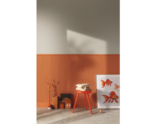 Wandgestaltung mit Paneelen, Hocker mit Büchern und gerahmtem Fischmotiv