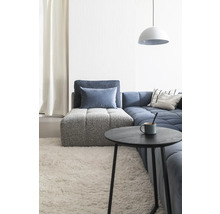 Wohnzimmer mit Sofa, Kissen und Beistelltisch