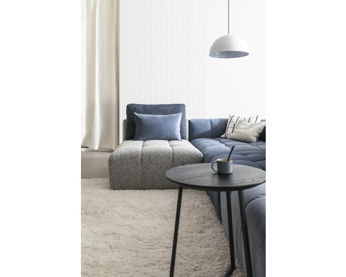 Wohnzimmer mit Sofa, Kissen und Beistelltisch