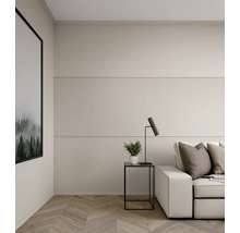 Wohnzimmer mit Wandpaneelen, Sofa und Beistelltisch mit Lampe