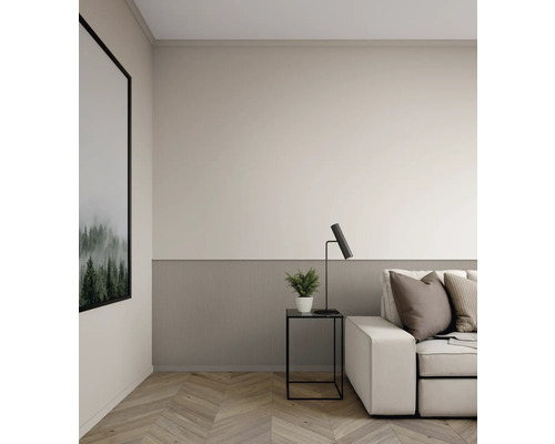 Wohnzimmer mit Sofa, Tischlampe und Wandbild