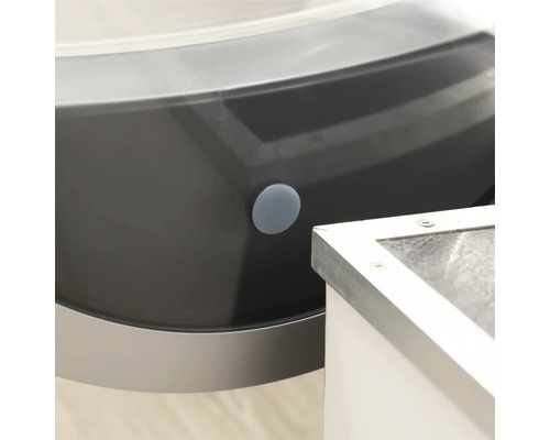 Detailaufnahme einer Badewanne mit Ablassknopf