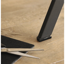 Möbelbein mit Filzgleiter, Filzgleiter Zuschnitt und Schere auf Holzboden