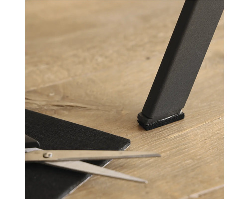 Möbelbein mit Filzgleiter, Filzgleiter Zuschnitt und Schere auf Holzboden