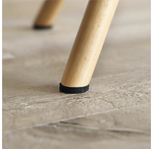 Nahaufnahme eines Stuhlbeins mit Filzgleiter zum Schutz des Bodens