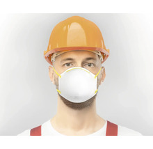 Ein Mann mit Schutzhelm und Atemschutzmaske.