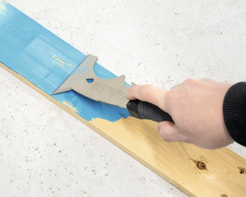 Mehrzweckspachtel im Einsatz auf einem Holzbrett