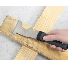 Mehrzweckspachtel mit Handgriff und Sägekante wird auf einem Holzbrett verwendet.