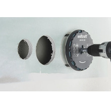 Wolfcraft Lochsäge mit Bohrmaschine beim Bohren von Löchern in eine Wand.