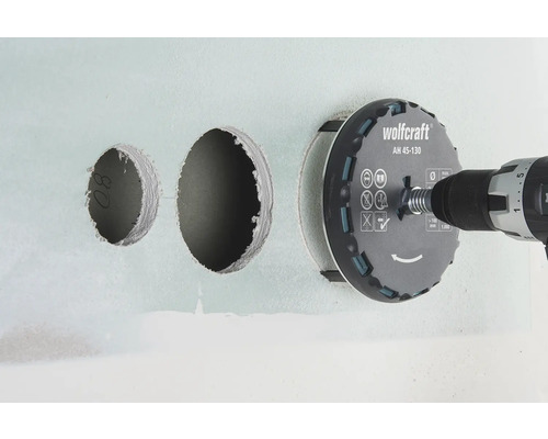 Wolfcraft Lochsäge mit Bohrmaschine beim Bohren von Löchern in eine Wand.