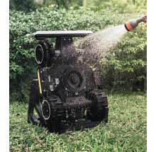 Bewässerter Gartenroboter mit Raupenantrieb im Einsatz auf einer Rasenfläche.