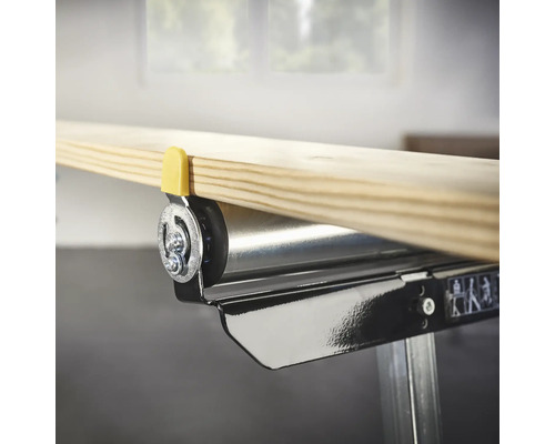 Detailansicht einer Rollenbahn mit Holzbrett