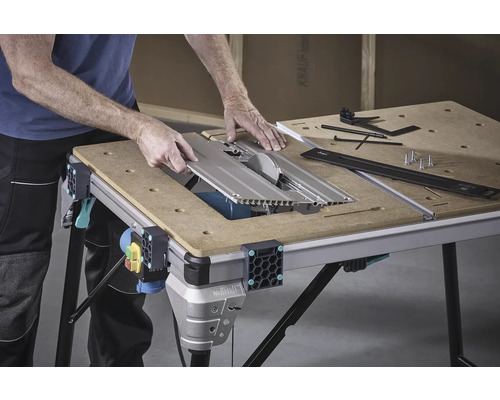 Werkbank mit Kreissägeblatt und Zubehör auf einer Arbeitsplatte