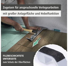 Person verlegt Laminat mit Zugeisen und Hammer
