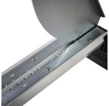 Detailansicht einer Metall-Führungsschiene eines Fliesenschneiders mit Trennscheibe.