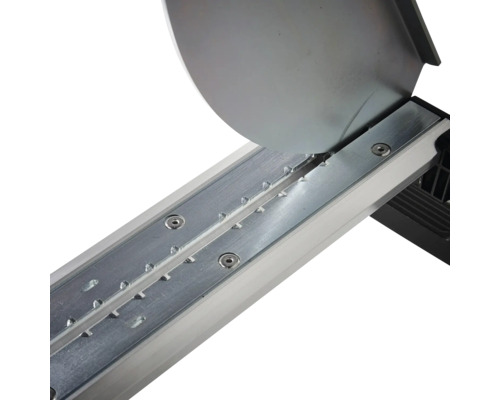 Detailansicht einer Metall-Führungsschiene eines Fliesenschneiders mit Trennscheibe.