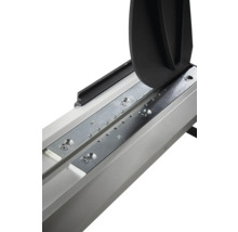 Nahaufnahme eines Fliesenschneiders mit Führungsschiene, Metallplatten und Brechvorrichtung.