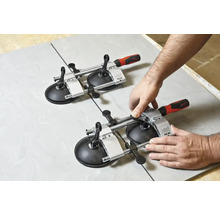 Zwei Fliesenzuggeräte auf einer Fliese