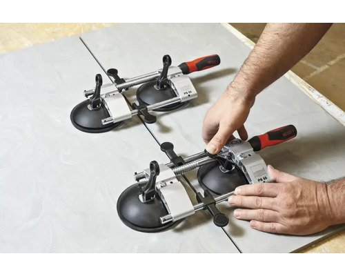 Zwei Fliesenzuggeräte auf einer Fliese