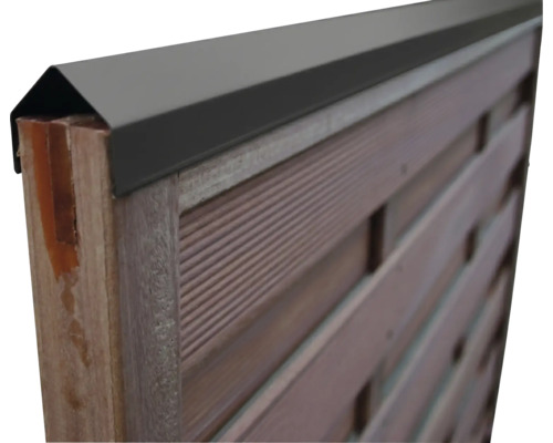 Detailansicht eines Zauns mit Abschlussprofil aus Metall