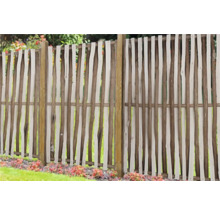 Holzzaun mit naturbelassener Optik und rustikalem Design