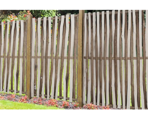 Holzzaun mit naturbelassener Optik und rustikalem Design