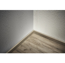 Ecke eines Raumes mit Holzboden und Sockelleiste