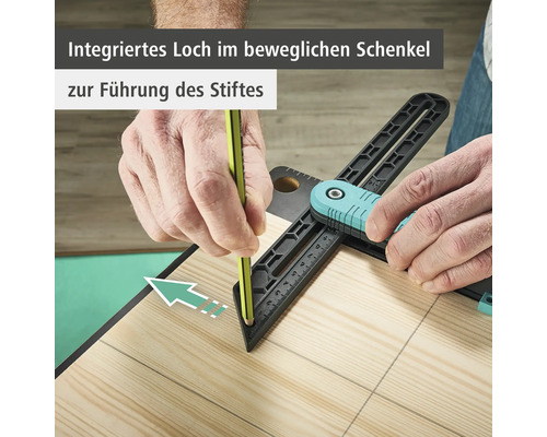 Eine Person benutzt eine Anreißlehre, um eine Linie auf einem Holzbrett zu zeichnen.